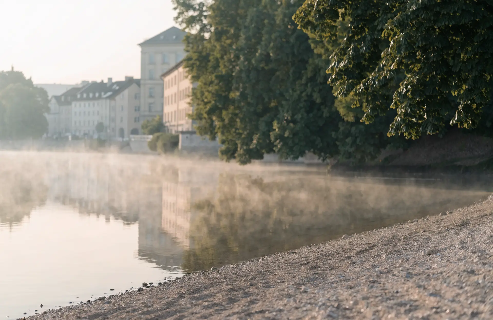 Die Isar bei München im weichen Morgenlicht